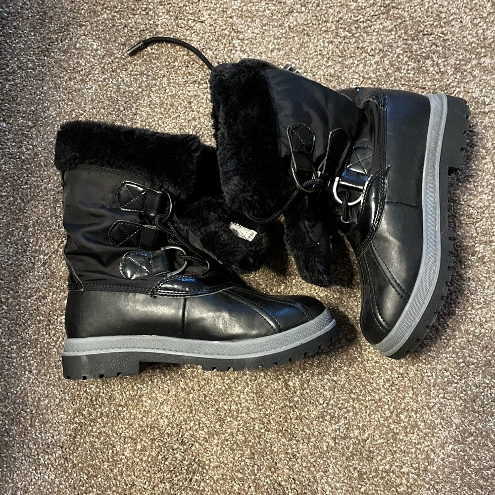 Khombu Size 8  Black Snow Boots Excellent Condition